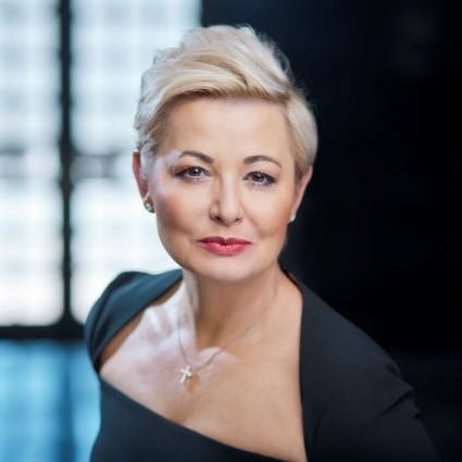 Dr Iwona Sroka, Członek Zarządu (PR&IR, ESG, Marketing)